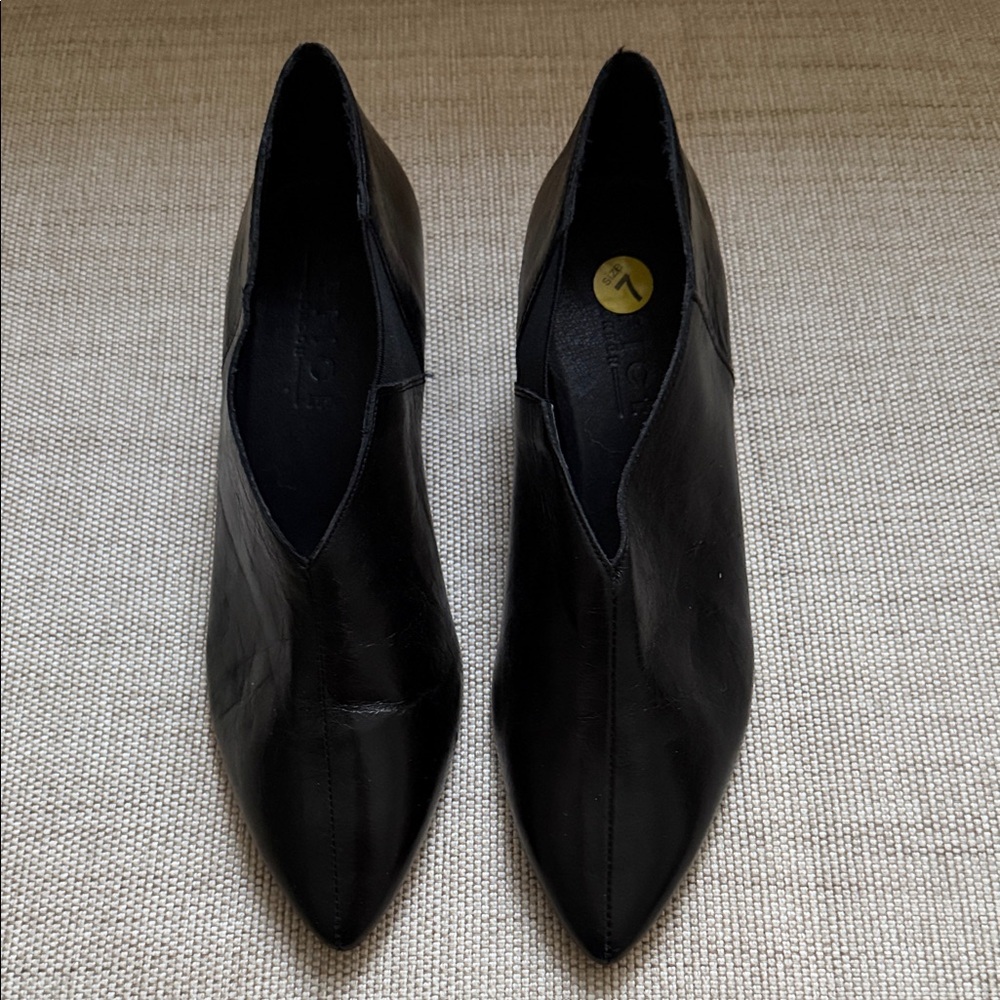 Office London Wrinkled Leather V-Cutout Top Black Round Heel Low Booties NWOB - Picture 4 of 13